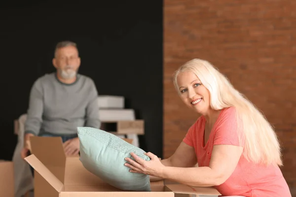 Mature Woman Unpacking Moving Box New Home — Stock Photo, Image