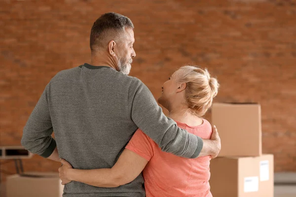 Achteraanzicht Van Gelukkige Volwassen Paar Binnenshuis Verhuizen Naar Nieuw Huis — Stockfoto