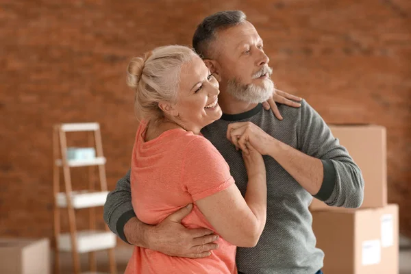 Pareja Madura Feliz Bailando Adentro Mudándose Casa Nueva —  Fotos de Stock