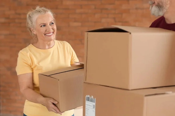 Ouder Paar Met Verhuisdozen Nieuwe Thuis — Stockfoto