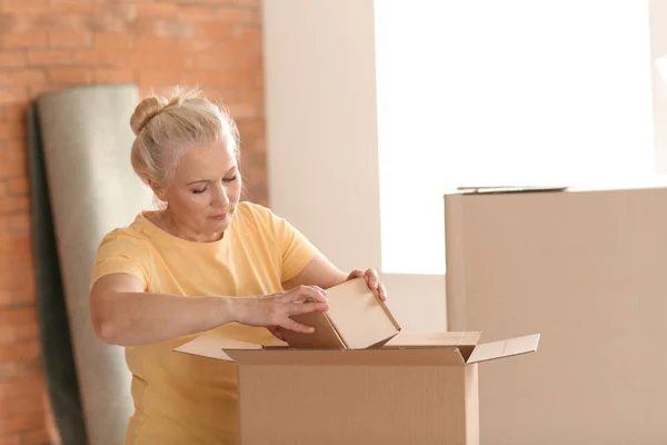 Mature Woman Moving Boxes New Home — Stock Photo, Image
