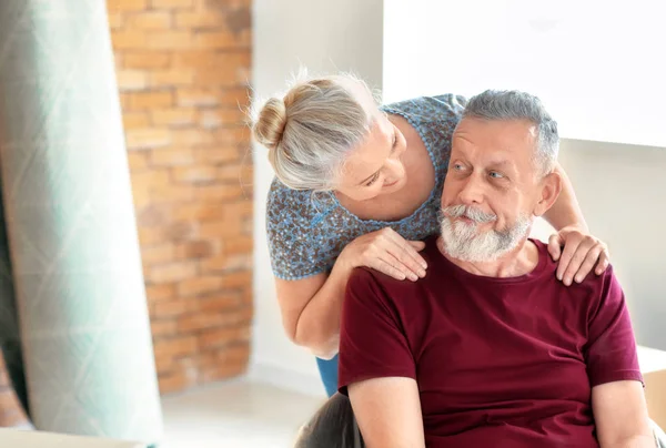 Feliz Pareja Madura Interior Mudándose Casa Nueva —  Fotos de Stock