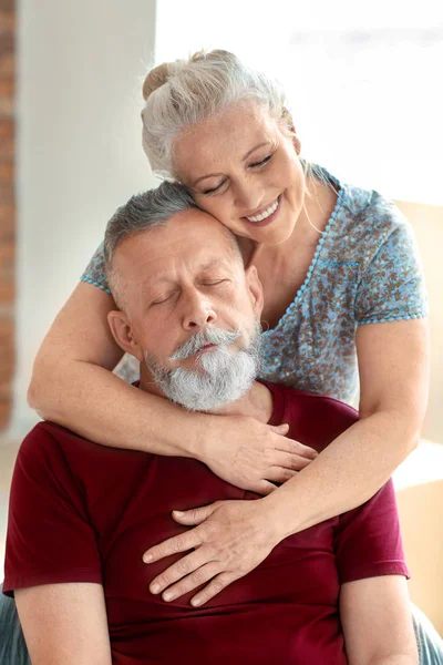 Feliz Pareja Madura Interior Mudándose Casa Nueva —  Fotos de Stock