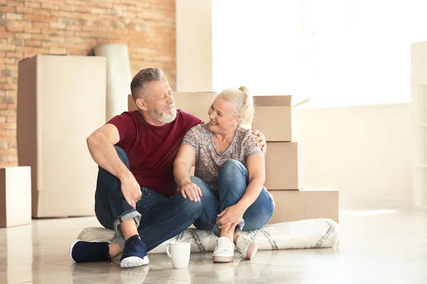 Älteres Paar Mit Umzugskartons Auf Teppich Neuen Zuhause — Stockfoto