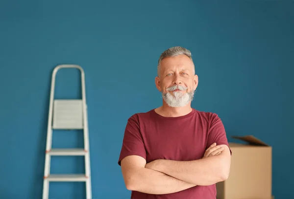 Homme Mûr Avec Bras Croisés Intérieur Déménagement Dans Une Nouvelle — Photo