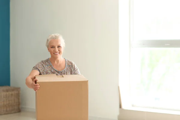 Donna Matura Con Scatola Movimento Nella Nuova Casa — Foto Stock