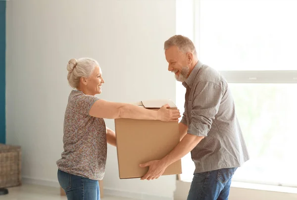 Pareja Madura Con Caja Móvil Casa Nueva — Foto de Stock