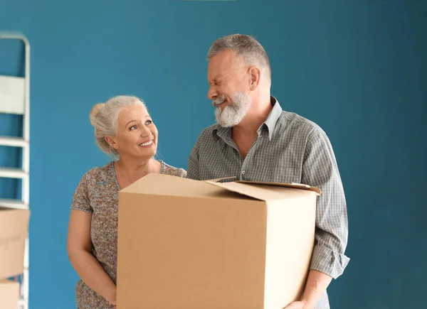 成熟夫妇与移动箱子在新的家 — 图库照片
