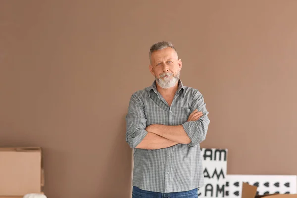 Mature Man Crossed Arms Indoors Moving New House — Stock Photo, Image