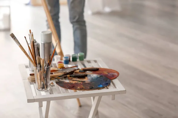 Mesa Com Ferramentas Tintas Oficina Artista — Fotografia de Stock