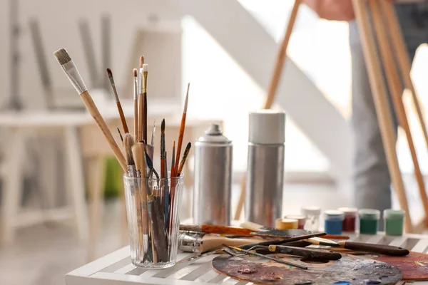 Mesa Com Ferramentas Tintas Oficina Artista — Fotografia de Stock