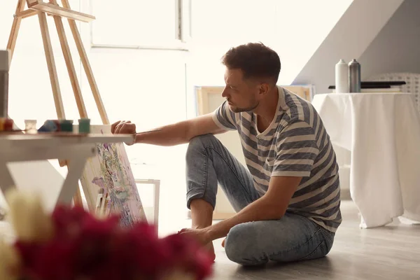 Artista Masculino Pintando Taller —  Fotos de Stock