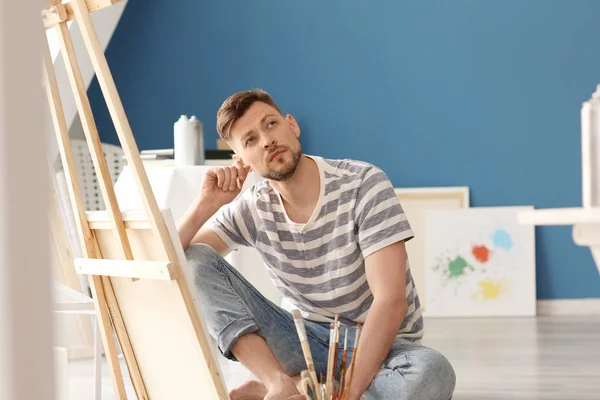 Artista Masculino Pintando Taller —  Fotos de Stock