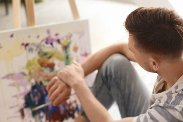 Artista Masculino Pintando Taller —  Fotos de Stock