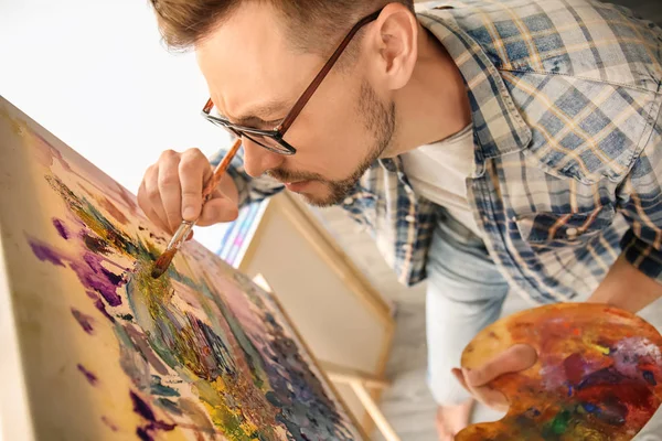 Artista Masculino Pintando Taller —  Fotos de Stock