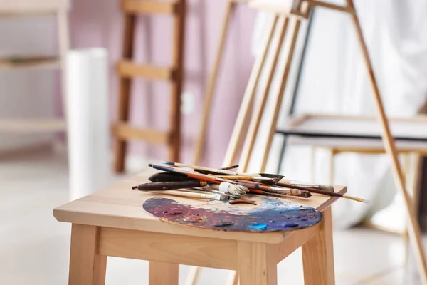 Table Avec Outils Peinture Palette Dans Atelier Artiste — Photo