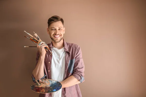 Artiste Masculin Avec Outils Peinture Palette Sur Fond Couleur — Photo