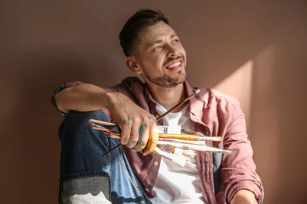 Artista Masculino Con Herramientas Pintura Sobre Fondo Color —  Fotos de Stock