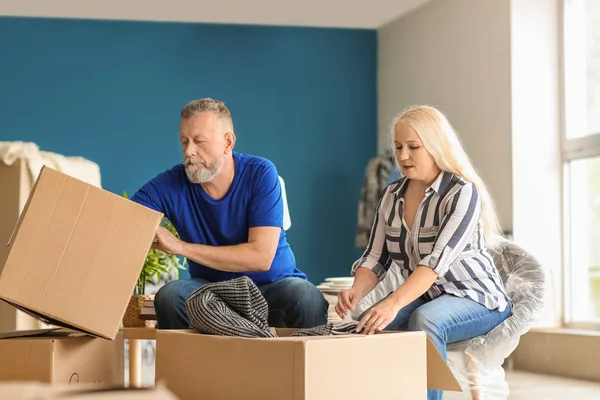 Mature Couple Unpacking Moving Boxes New Home — Stock Photo, Image