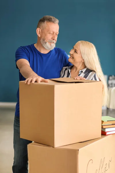 成熟夫妇与移动的箱子在新的家 — 图库照片