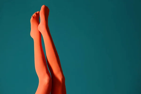 Ноги Красивої Молодої Жінки Колготках Кольоровому Фоні — стокове фото