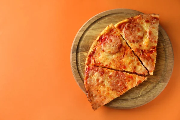 Deska Smaczne Pepperoni Pizza Kolor Tła — Zdjęcie stockowe