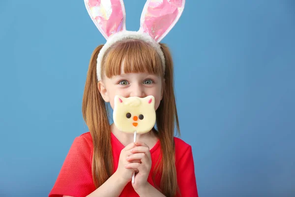 Sevimli Küçük Kız Renk Arka Plan Üzerinde Lolipop Tavşan Kulaklı — Stok fotoğraf