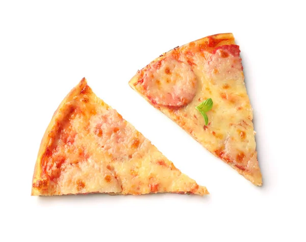 Plasterki Pizzy Pepperoni Smaczne Białym Tle — Zdjęcie stockowe