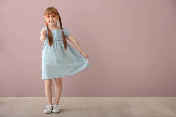 Menina Bonito Com Pirulito Perto Parede Cor — Fotografia de Stock