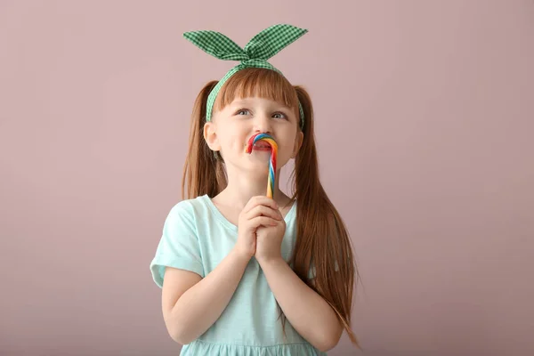 Renk Arka Plan Üzerinde Şeker Kamışı Ile Sevimli Küçük Kız — Stok fotoğraf
