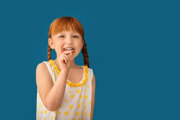 Cute Little Girl Jedzenia Lizaka Tle Koloru — Zdjęcie stockowe