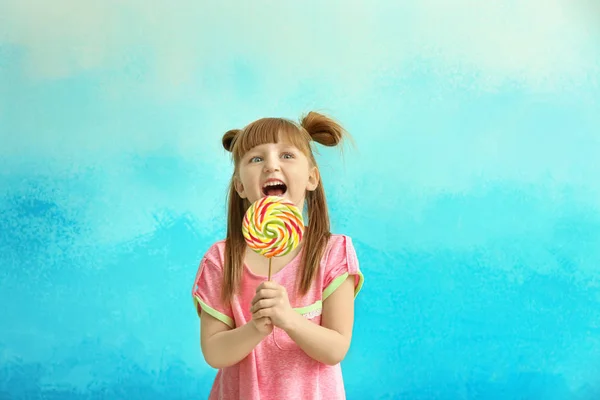 Menina Bonito Com Pirulito Fundo Cor — Fotografia de Stock