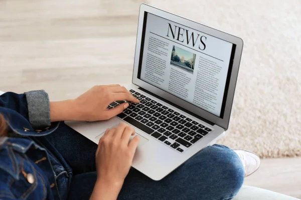 Donna Che Legge Notizie Sullo Schermo Del Computer Portatile Casa — Foto Stock