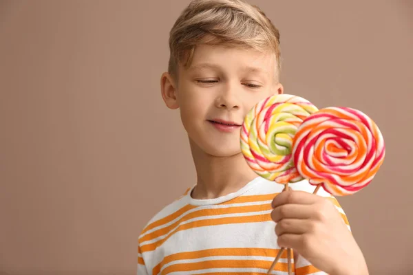 Menino Bonito Com Pirulitos Fundo Cor — Fotografia de Stock