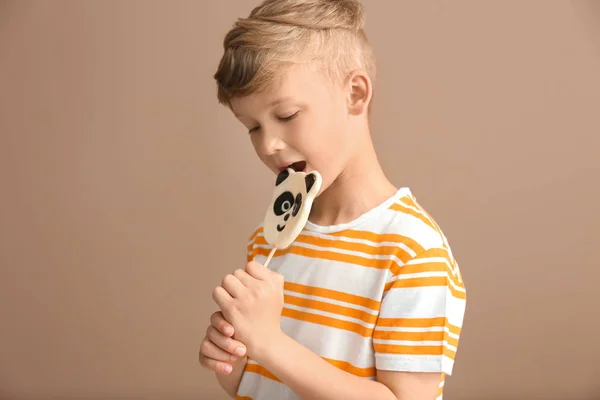 Bonito Menino Comendo Pirulito Fundo Cor — Fotografia de Stock