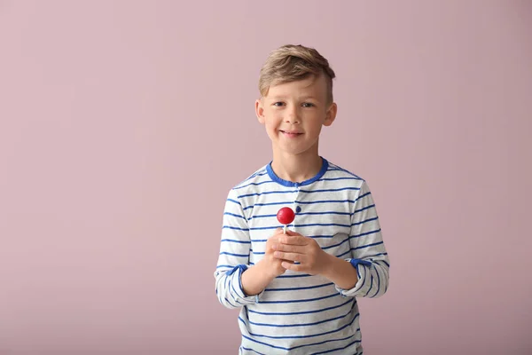 Söt Liten Pojke Med Lollipop Färg Bakgrunden — Stockfoto