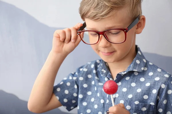 Lindo Niño Con Piruleta Cerca Pared Gris — Foto de Stock