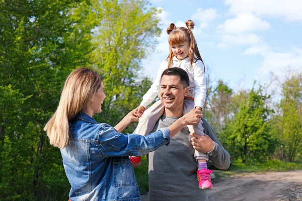 Famiglia Felice Nel Parco Nella Giornata Sole — Foto Stock