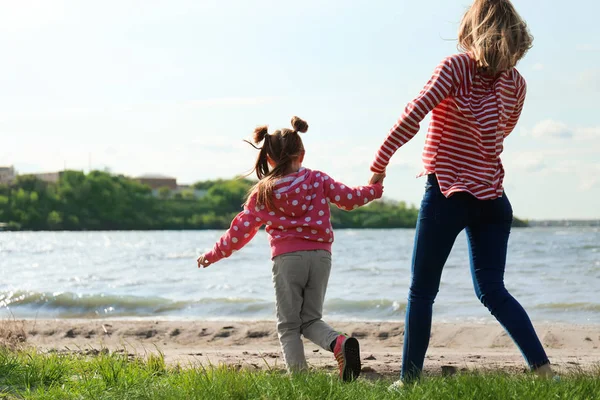 Little Girl Mother River — Stock Photo, Image