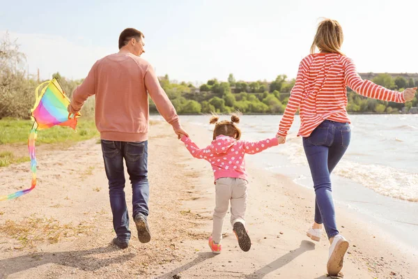 Lycklig Familj Pappersdrake Nära Floden — Stockfoto
