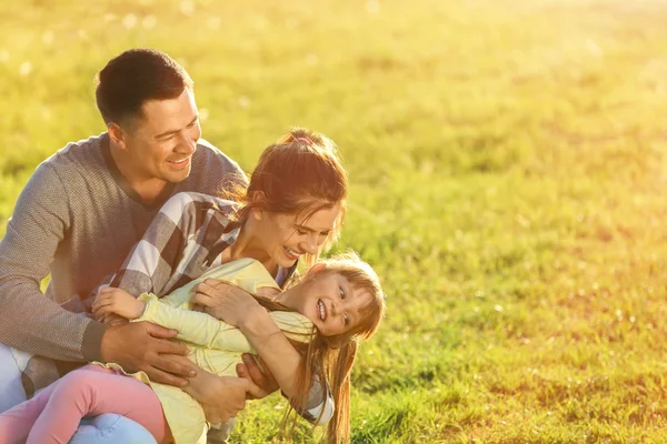 Famiglia Felice Nel Parco Nella Giornata Sole — Foto Stock