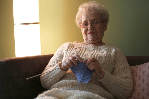 Старшая Женщина Вязала Теплые Носки Дома — стоковое фото