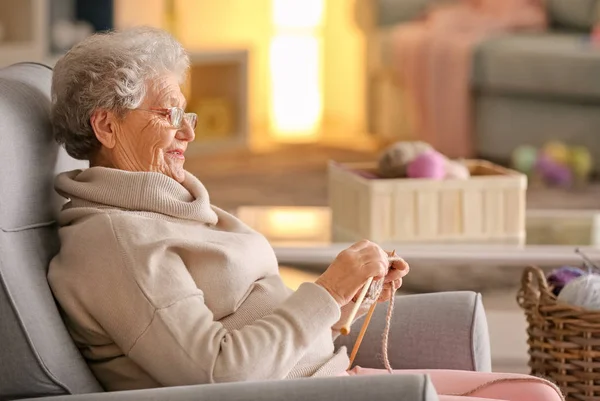 Femme Âgée Tricot Dans Fauteuil Maison — Photo