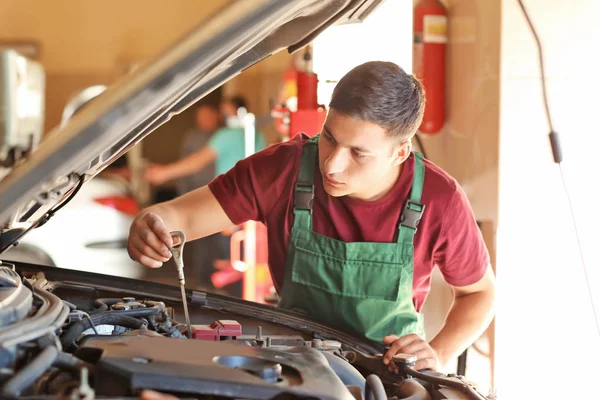 Nivel Comprobación Mecánica Masculina Del Aceite Motor Del Coche — Foto de Stock