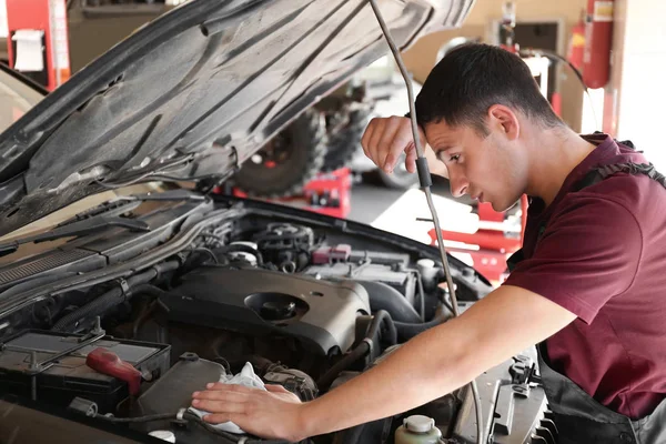 Mecánico Masculino Examinando Coche Centro Servicio — Foto de Stock