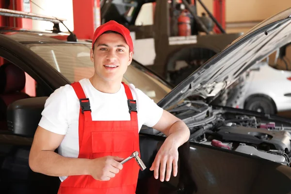 Young Auto Mechanic Car Service Center — Stock Photo, Image