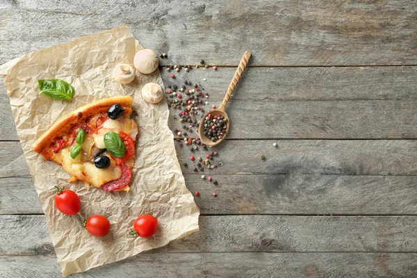 Plak Van Smakelijke Italiaanse Pizza Met Olijven Houten Tafel — Stockfoto