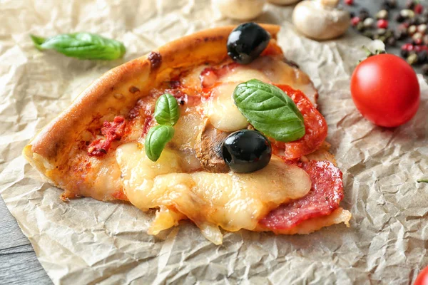 Tranche Savoureuse Pizza Italienne Aux Olives Sur Parchemin — Photo
