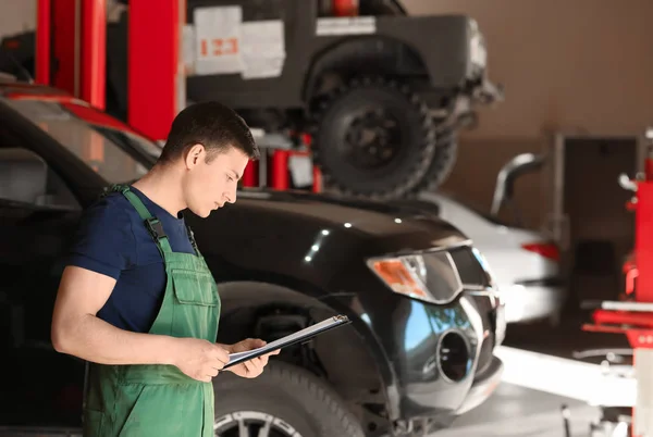Young Auto Mechanic Clipboard Car Service Center — Stock Photo, Image