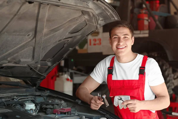 Young Auto Mechanic Repairing Car Service Center — Stock Photo, Image